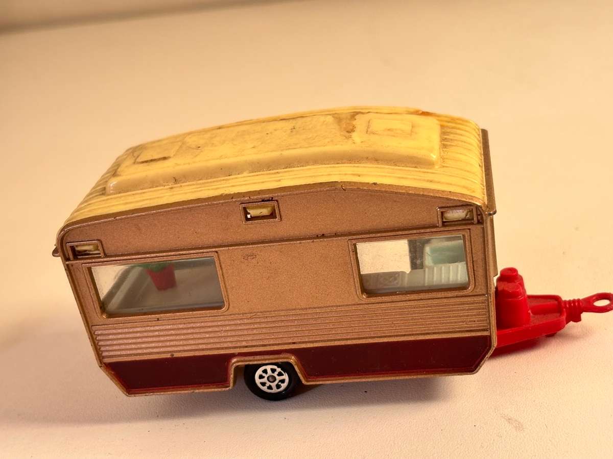 Touring Caravan #490 (Corgi +/-1:43 made in Britain)