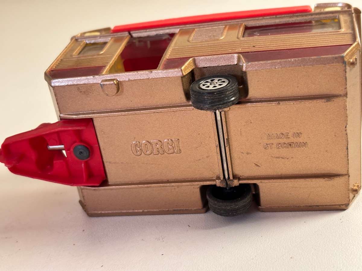 Touring Caravan #490 (Corgi +/-1:43 made in Britain)