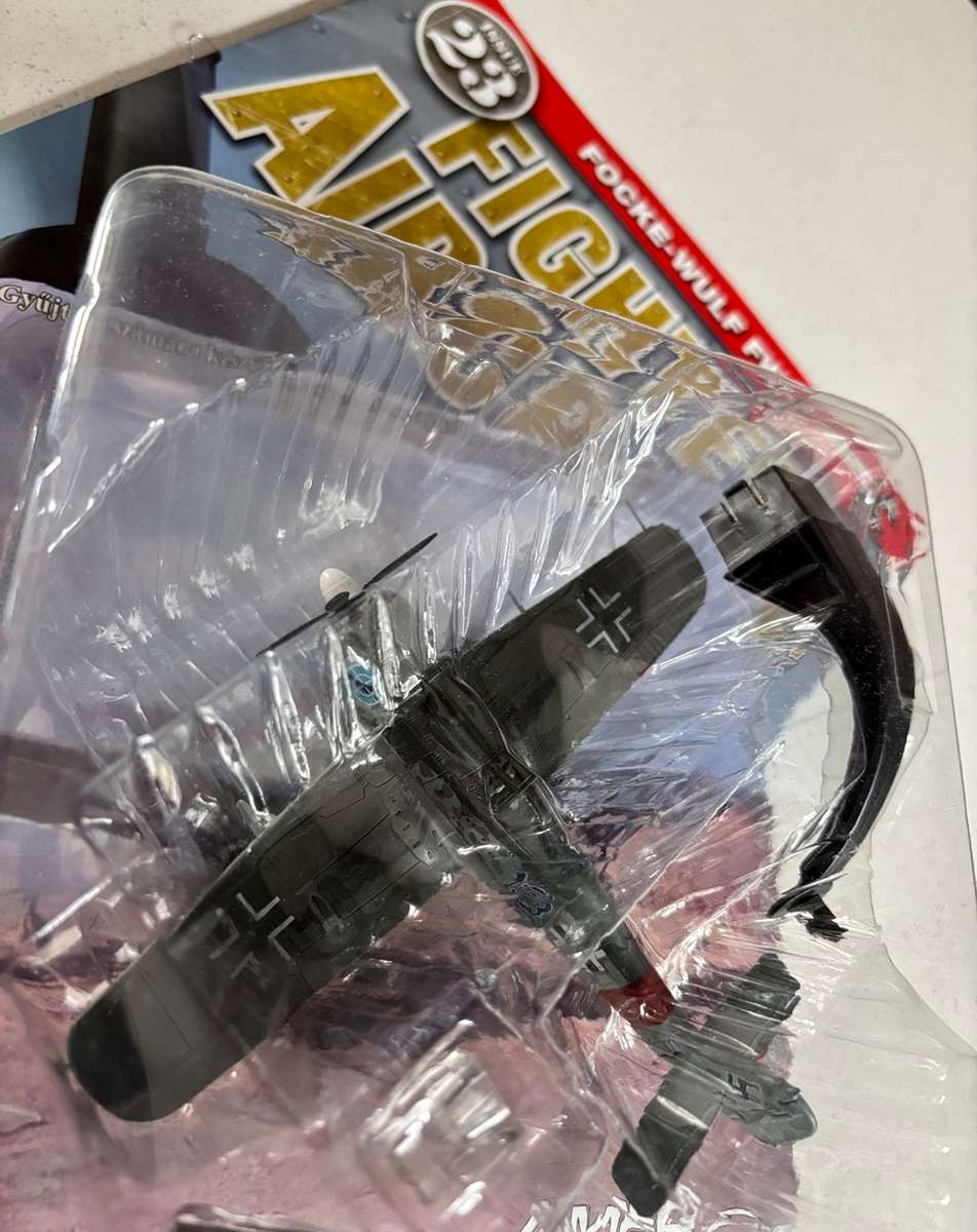 Focke-Wulf FW190A-8, 1945 (1:72 model with mag - Fighter Aircraft Collection)