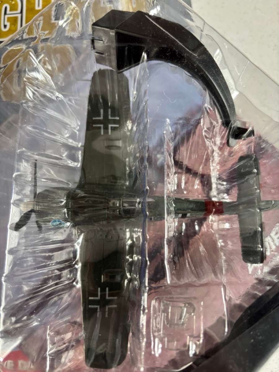 Focke-Wulf FW190A-8, 1945 (1:72 model with mag - Fighter Aircraft Collection)