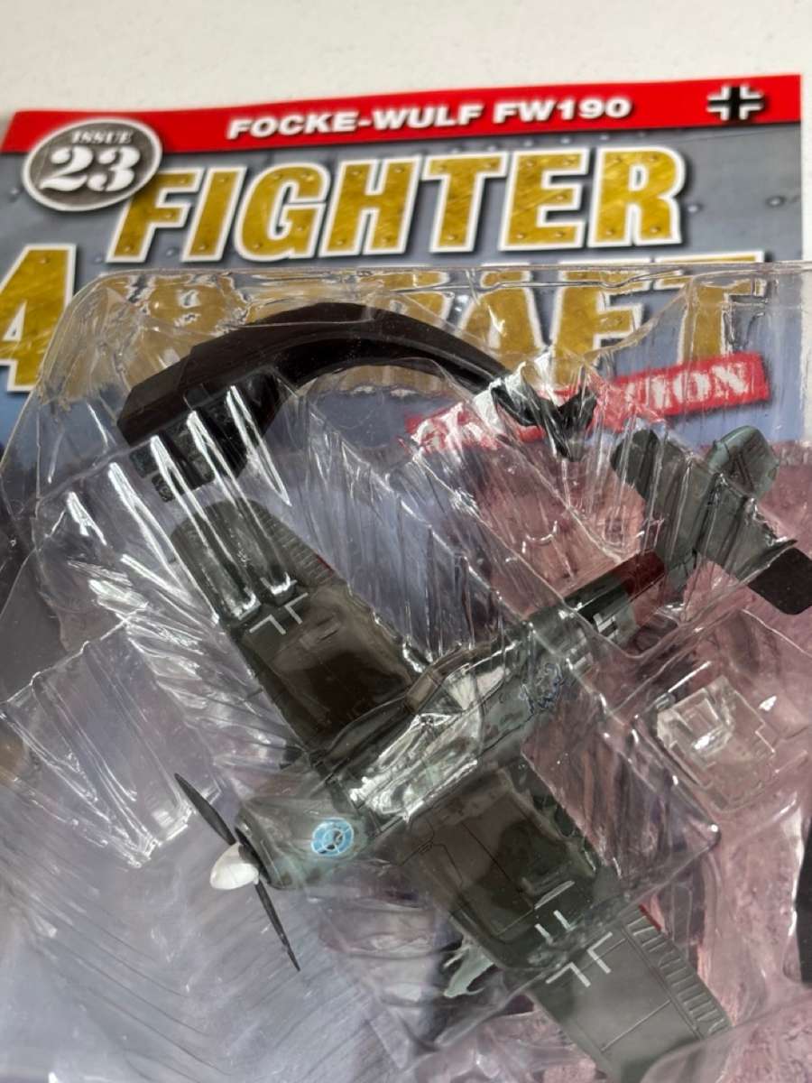 Focke-Wulf FW190A-8, 1945 (1:72 model with mag - Fighter Aircraft Collection)