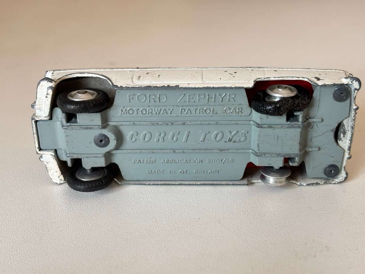 Ford Zephyr #419 (Corgi +/-1:43 made in Britain)