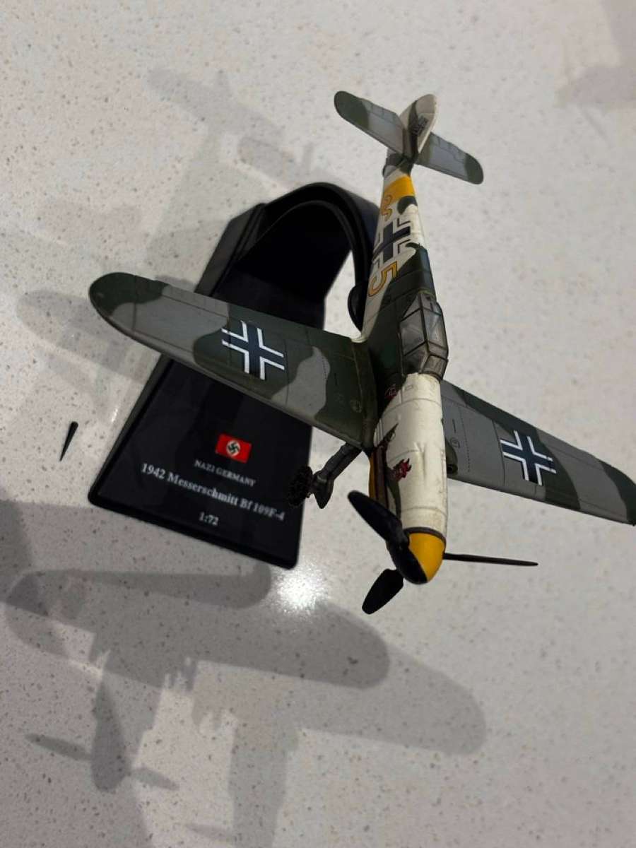 Messerschmitt BF109 1942 Germany (1:72 model with mag - Fighter Aircraft Collection)