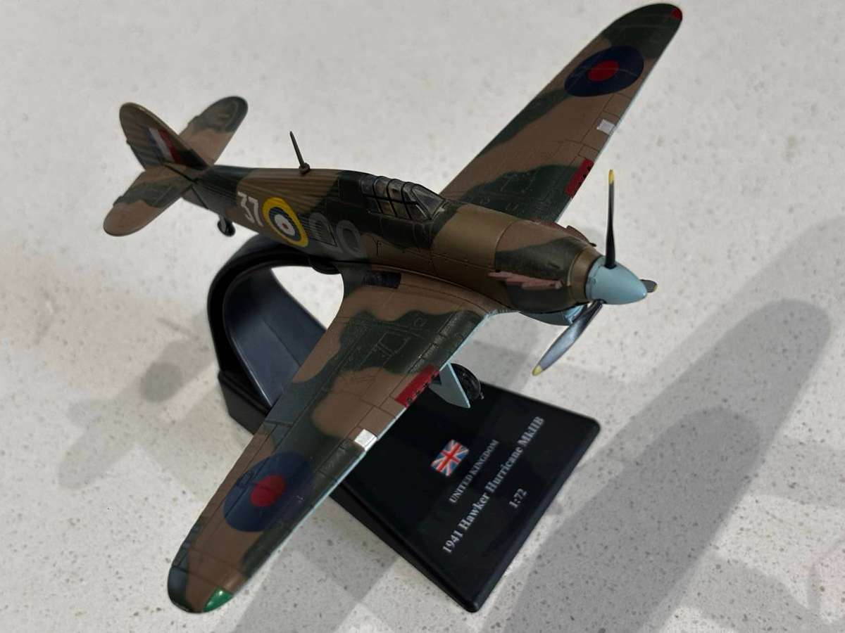 Hawker Hurricane MkIIB 1941 Britain (1:72 model with mag - Fighter Aircraft Collection)
