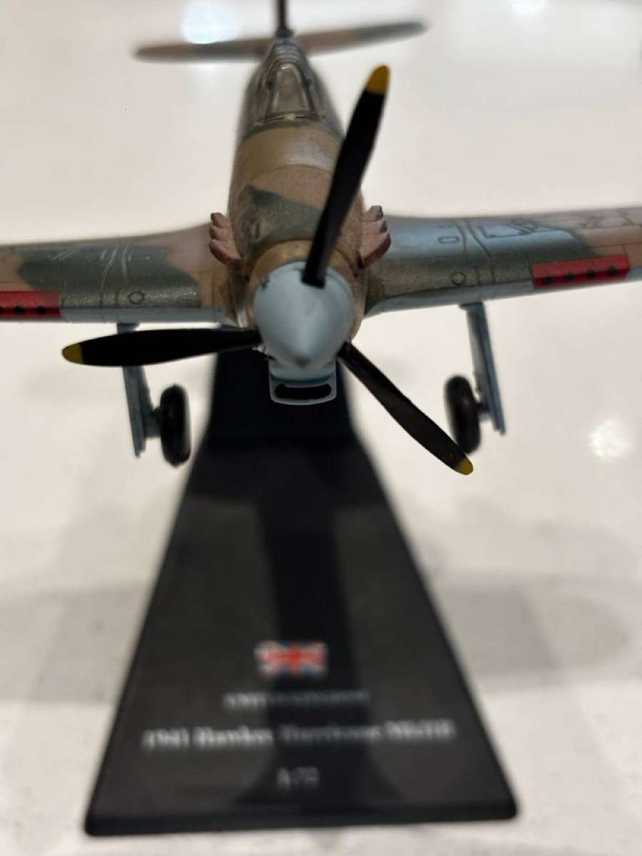 Hawker Hurricane MkIIB 1941 Britain (1:72 model with mag - Fighter Aircraft Collection)