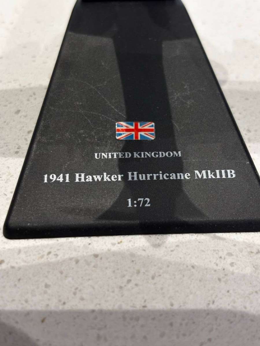 Hawker Hurricane MkIIB 1941 Britain (1:72 model with mag - Fighter Aircraft Collection)