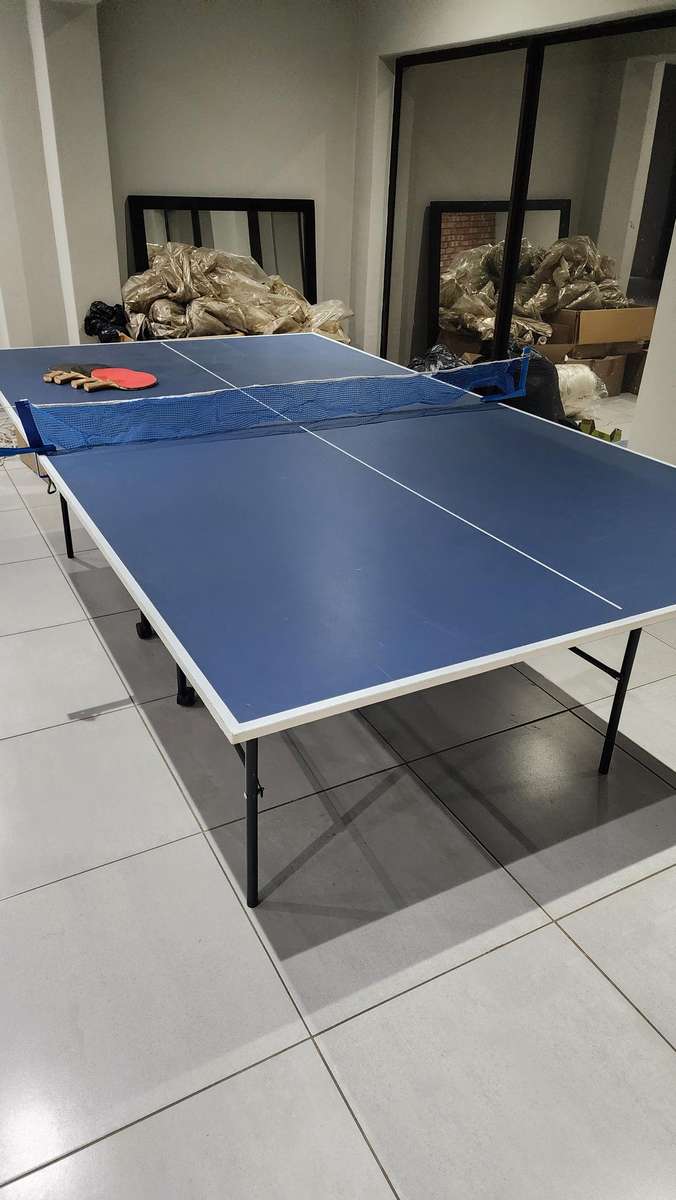 TABLE TENNIS TABLE WITH 4 X RACKETS - COMPLETE AS IN PICTURES