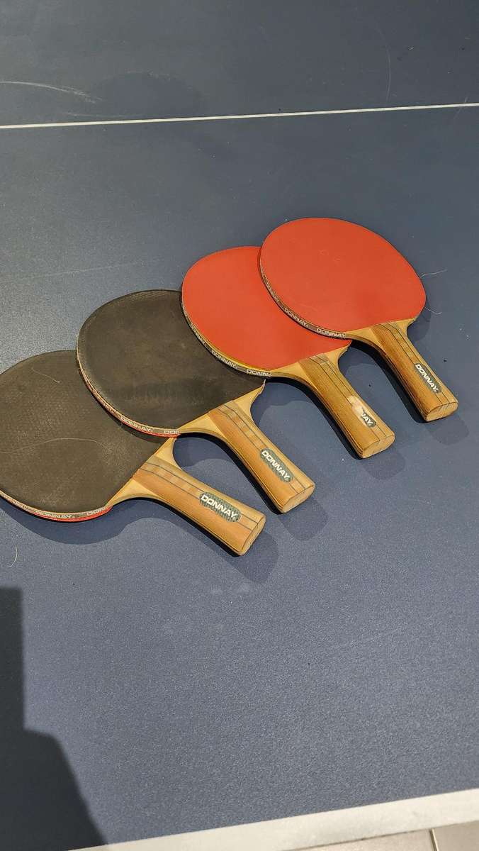 TABLE TENNIS TABLE WITH 4 X RACKETS - COMPLETE AS IN PICTURES