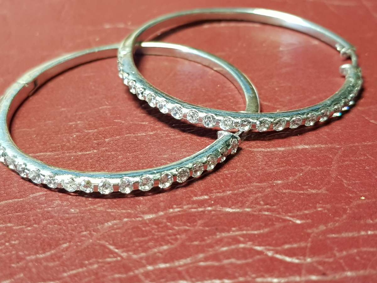 Lovely Genuine Solid Sterling Silver Earrings in Very Good Condition - [11 g]