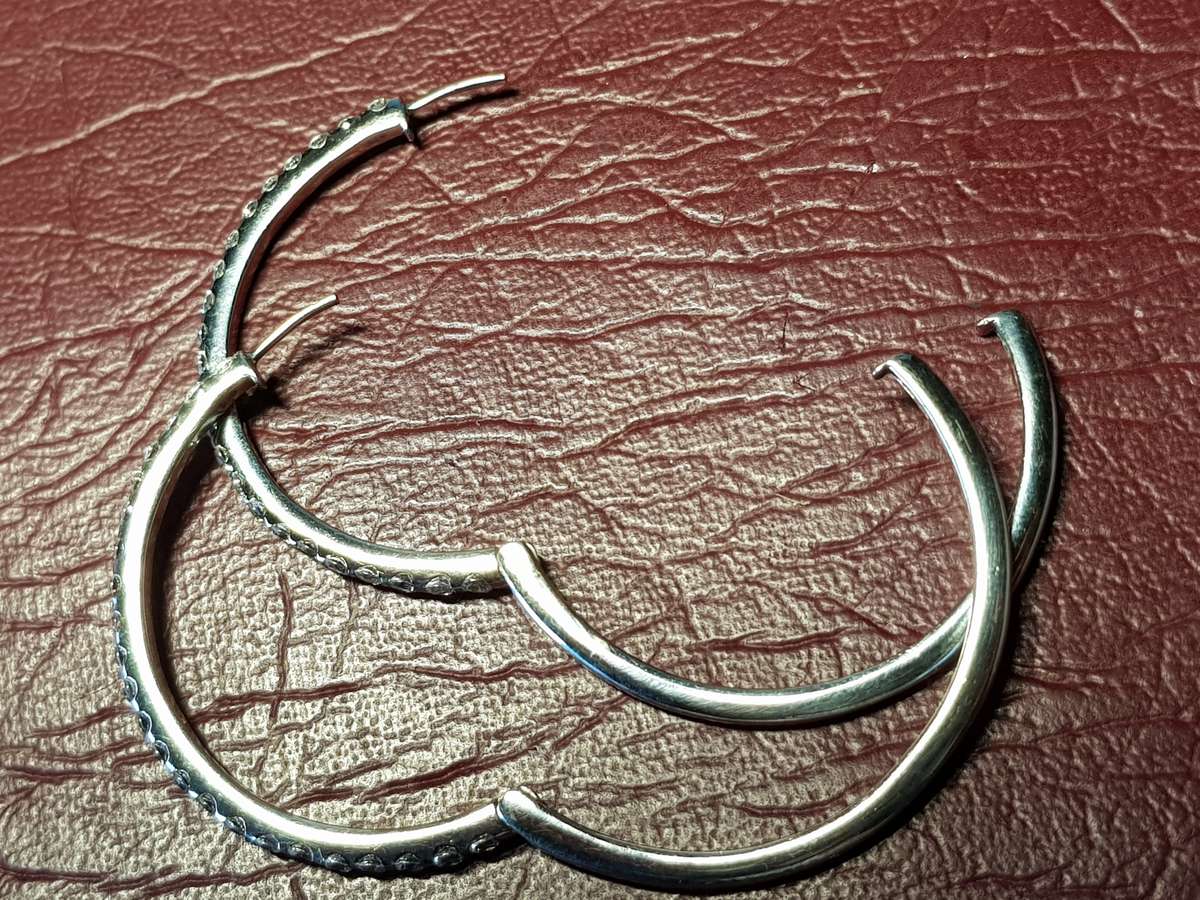 Lovely Genuine Solid Sterling Silver Earrings in Very Good Condition - [11 g]