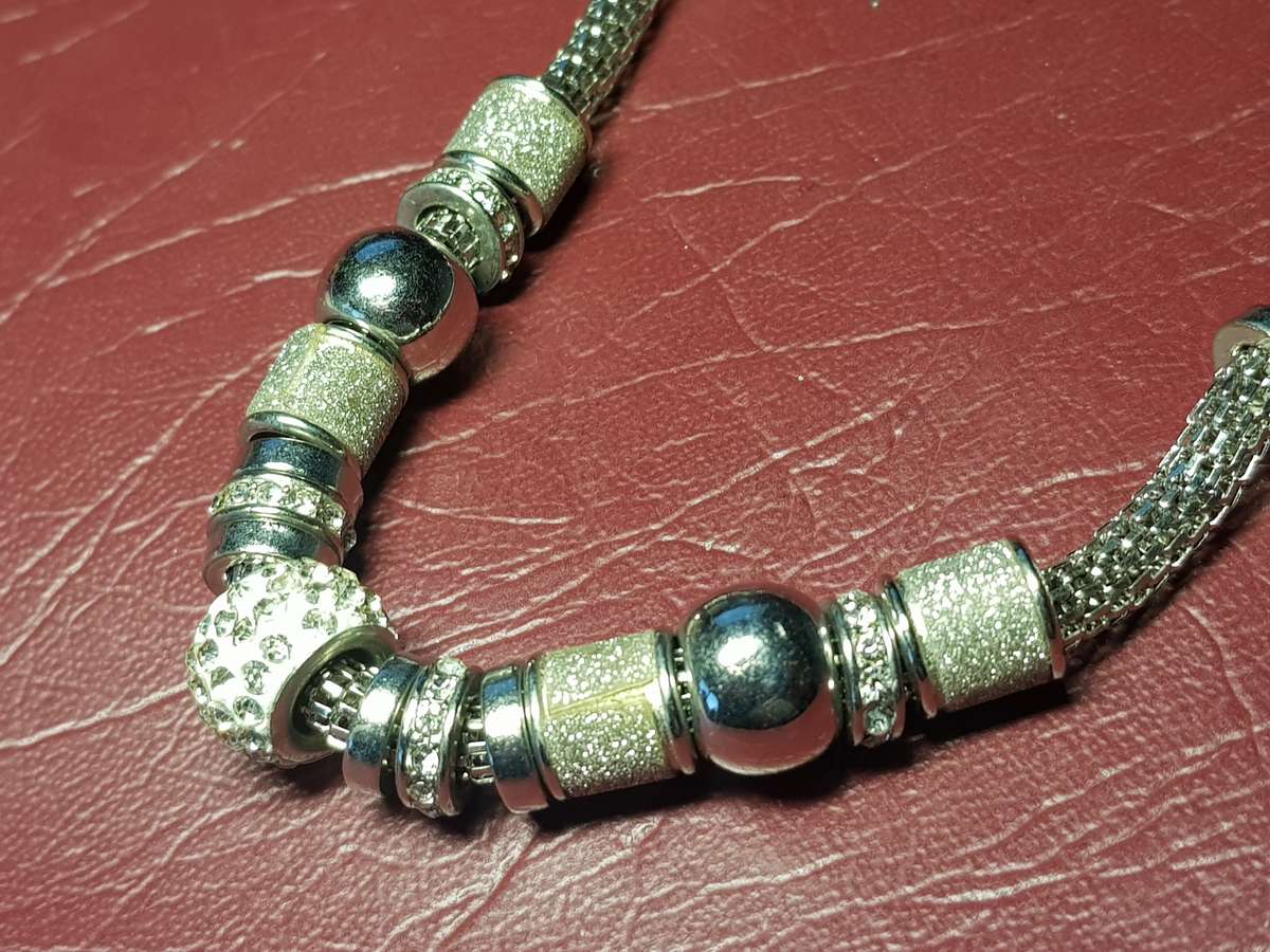 Lovely Necklace With A Lobster Clasp in Very Good Condition - Not Silver - [45,5 cm]