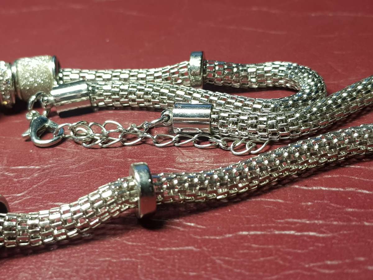 Lovely Necklace With A Lobster Clasp in Very Good Condition - Not Silver - [45,5 cm]