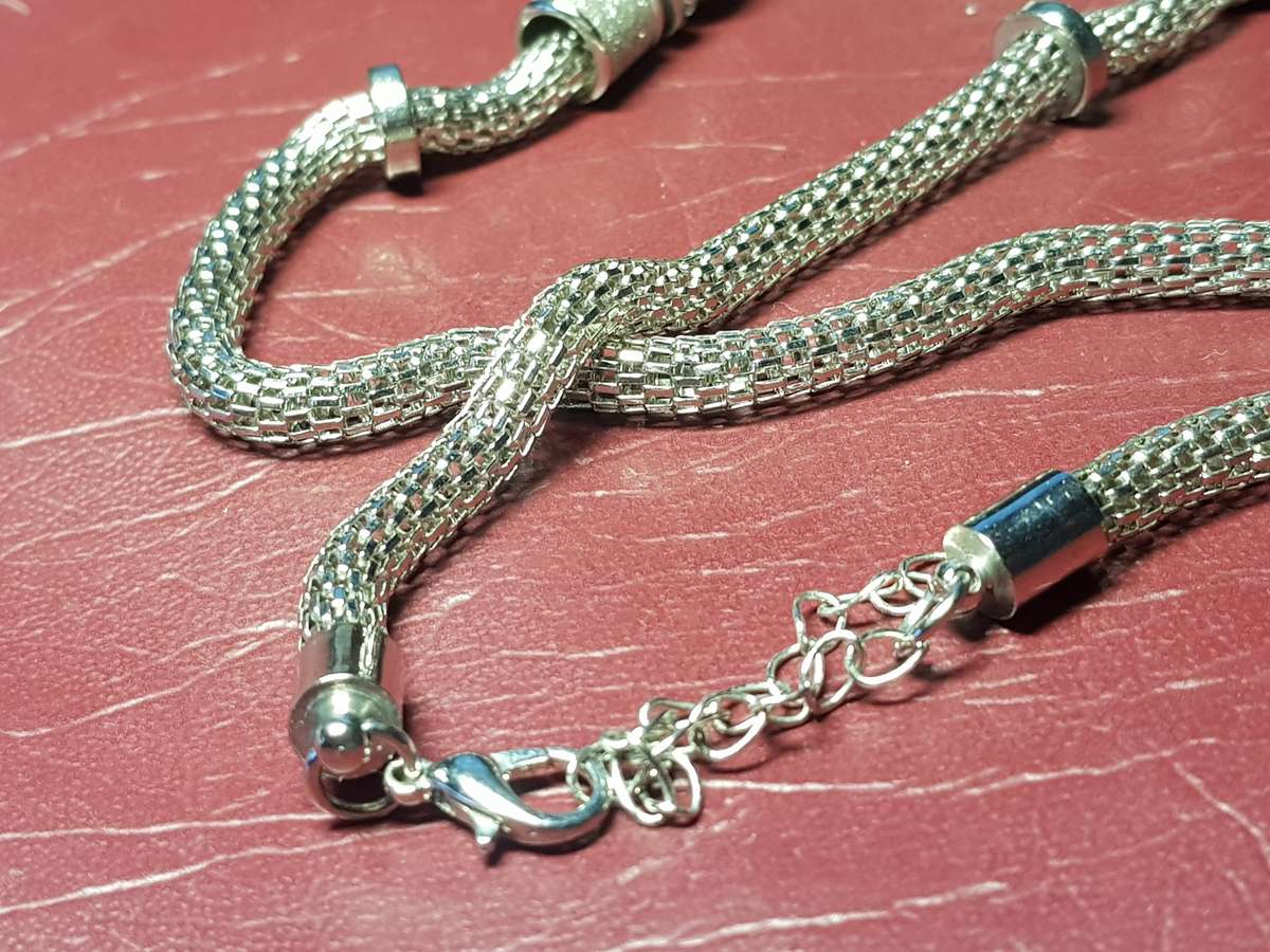 Lovely Necklace With A Lobster Clasp in Very Good Condition - Not Silver - [45,5 cm]