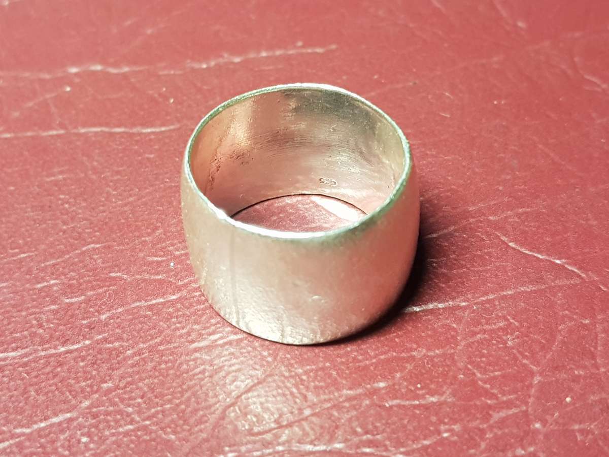 Lovely genuine Solid Sterling Silver Ring In Very Good Condition - [12,9 g]