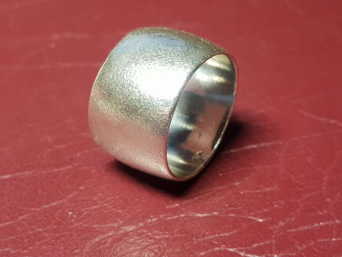 Lovely genuine Solid Sterling Silver Ring In Very Good Condition - [12,9 g]