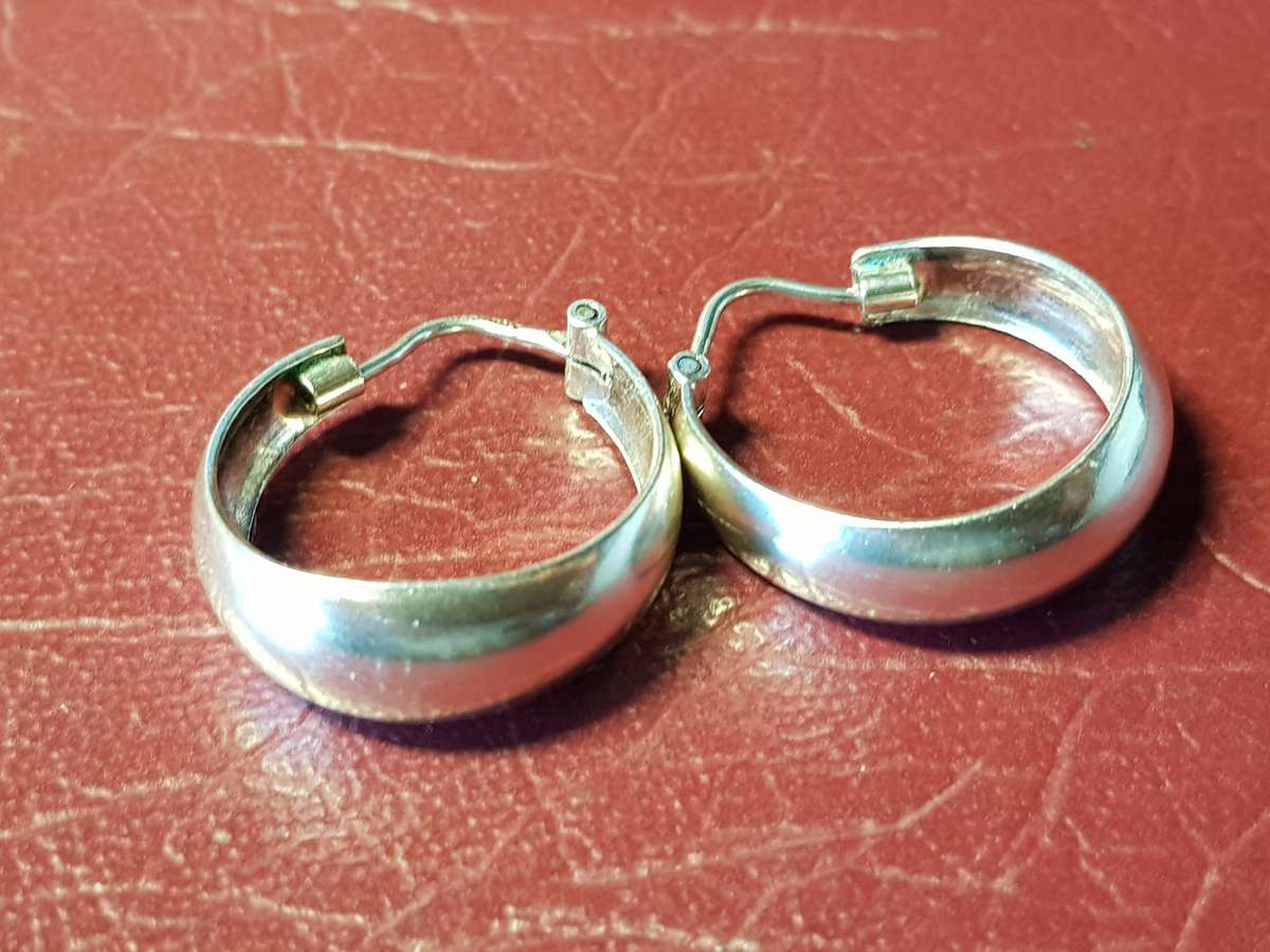 Lovely Genuine Solid Sterling Silver Earrings in Very Good Condition - [4,3 g]