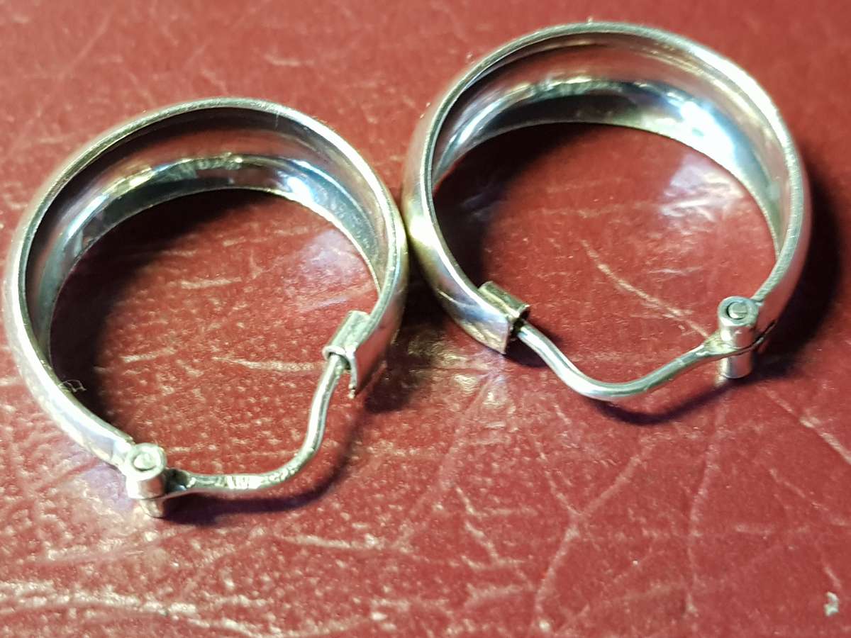 Lovely Genuine Solid Sterling Silver Earrings in Very Good Condition - [4,3 g]