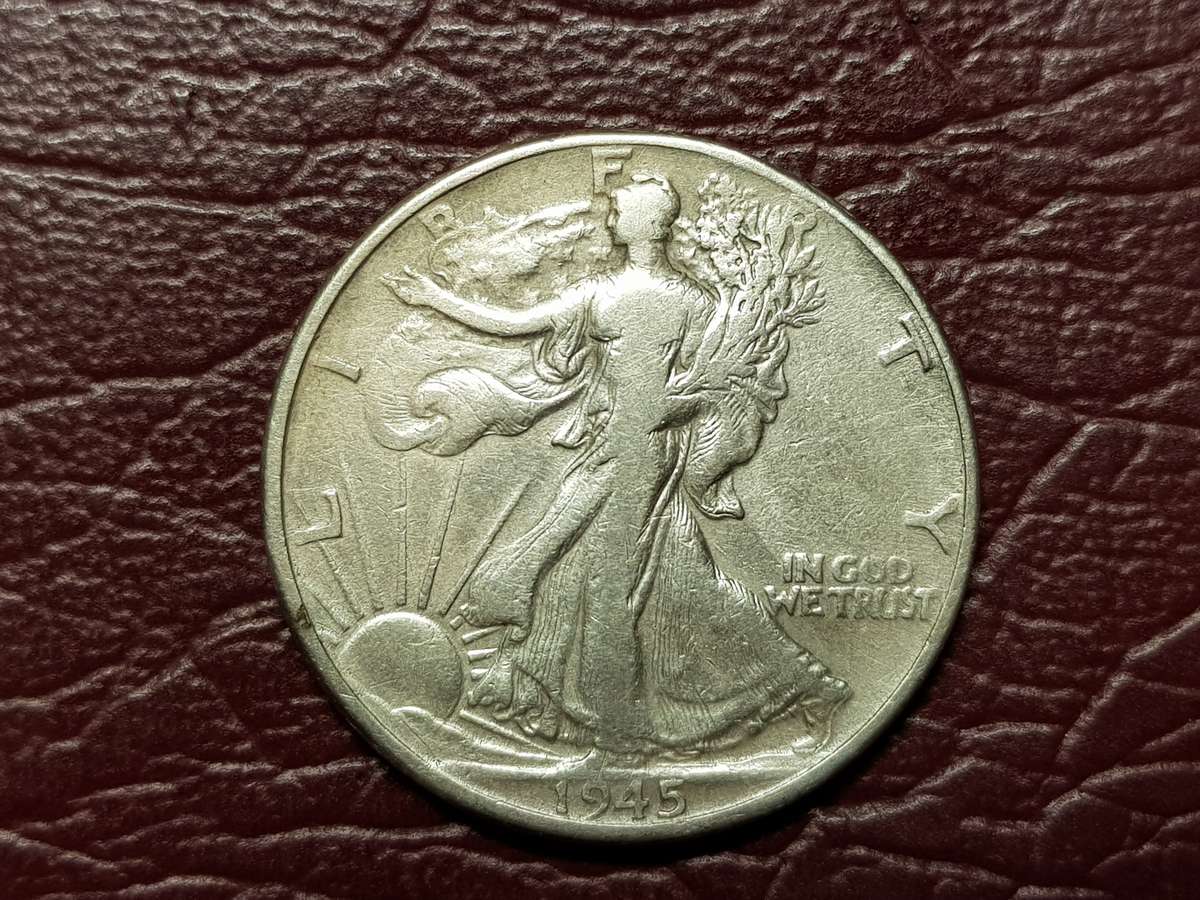 1945 USA Silver Walking Liberty Half Dollar