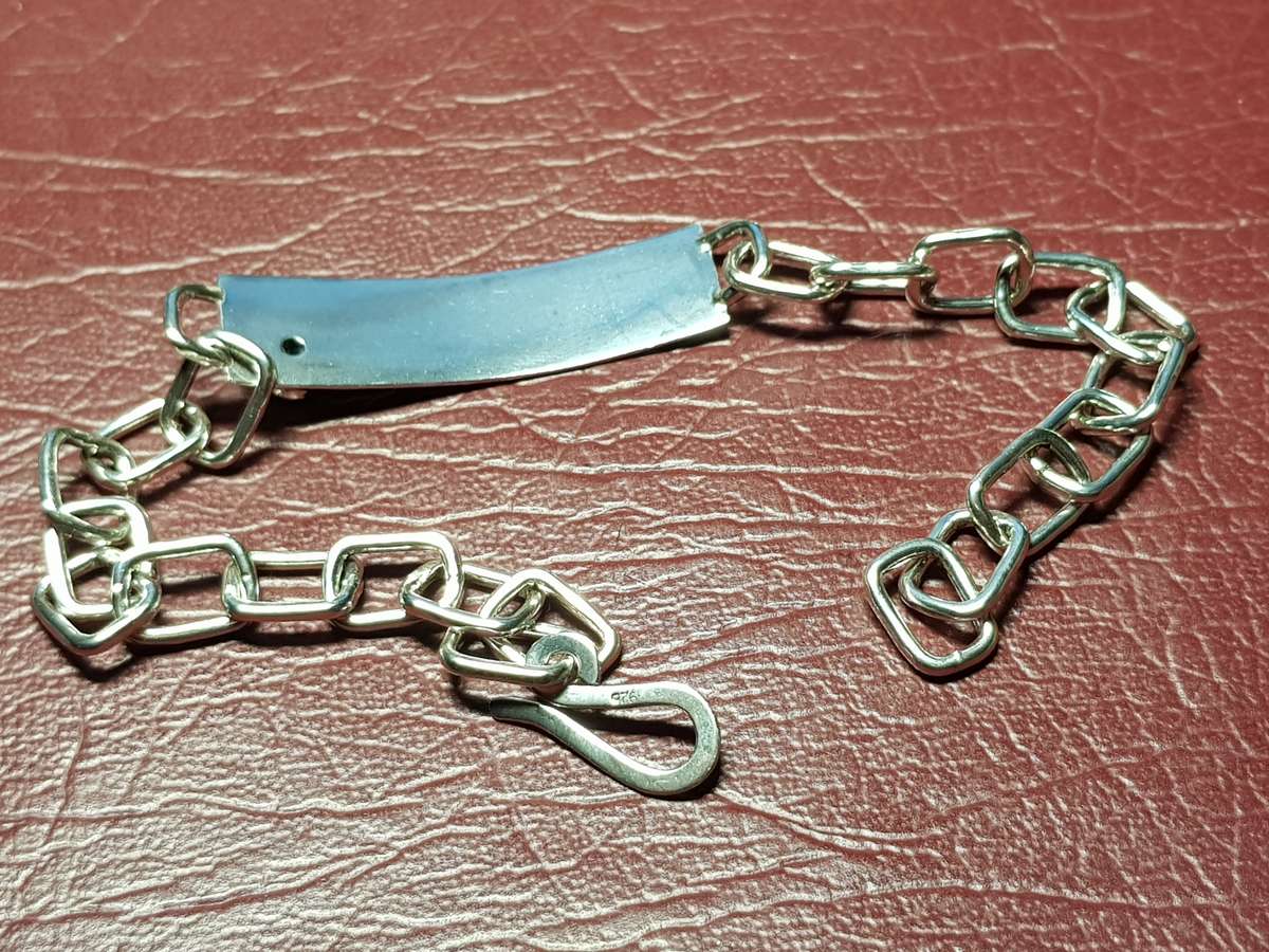 Lovely Genuine Solid Sterling Silver Name Bracelet With Onyx in Excellent Condition - [14 g]