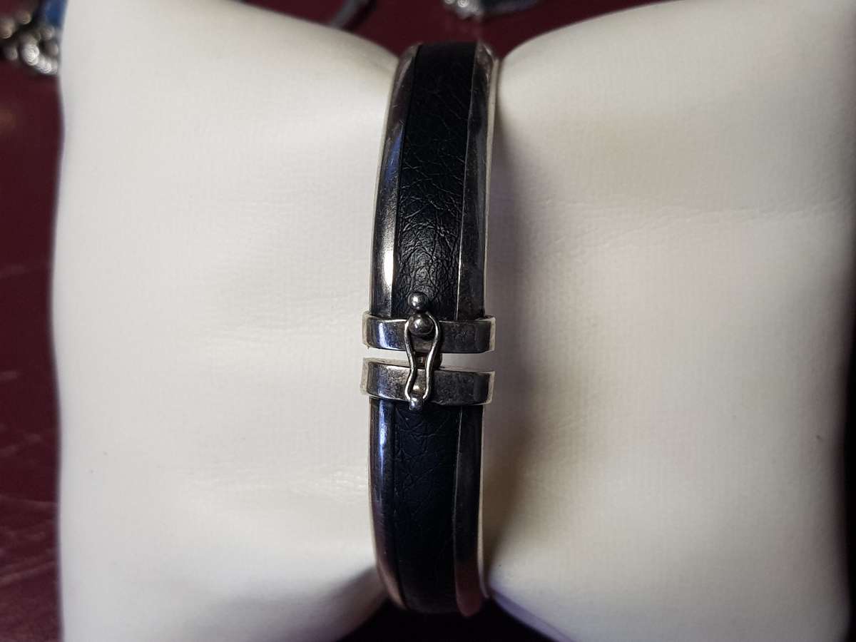 Lovely Genuine Solid Sterling Silver Bangle With Leather Inlay In Very Good Condition - [16,2 g]