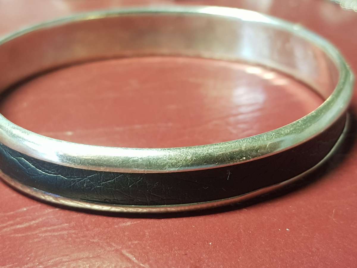 Lovely Genuine Solid Sterling Silver Bangle With Leather Inlay In Very Good Condition - [16,2 g]