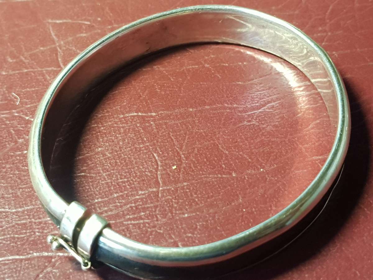 Lovely Genuine Solid Sterling Silver Bangle With Leather Inlay In Very Good Condition - [16,2 g]