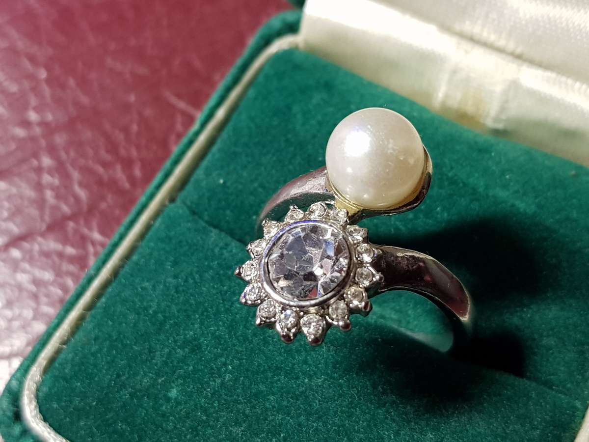Lovely Ring In Very Good Condition - [Size R]