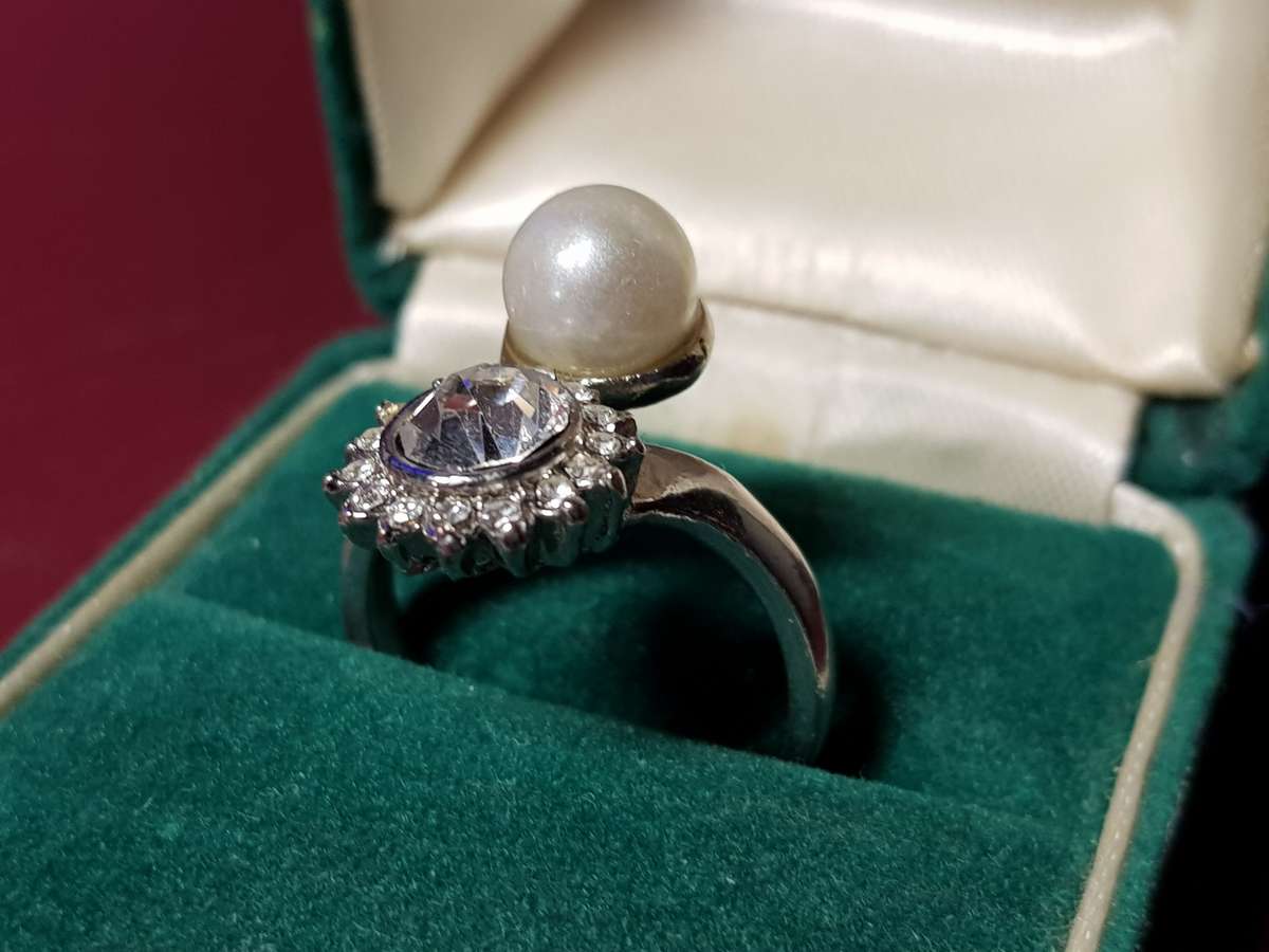 Lovely Ring In Very Good Condition - [Size R]