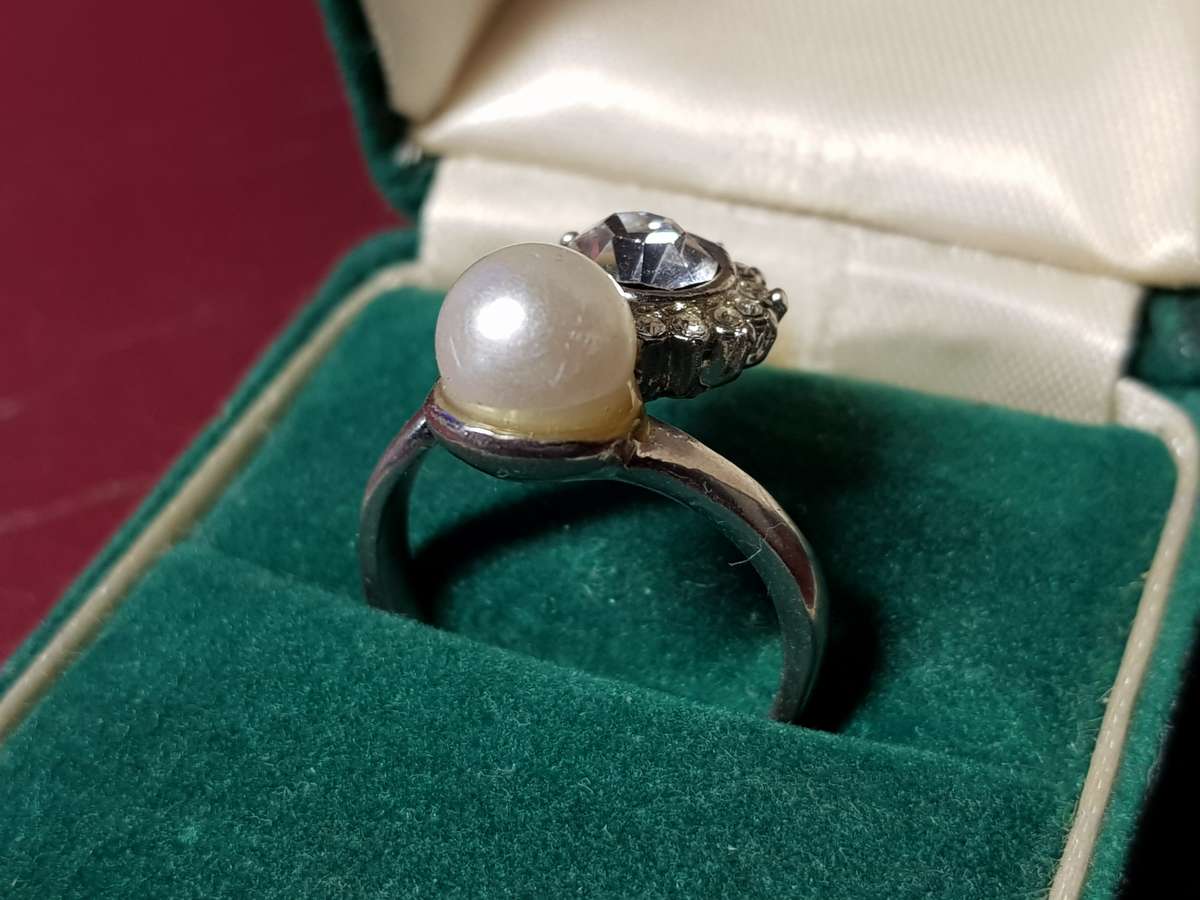 Lovely Ring In Very Good Condition - [Size R]