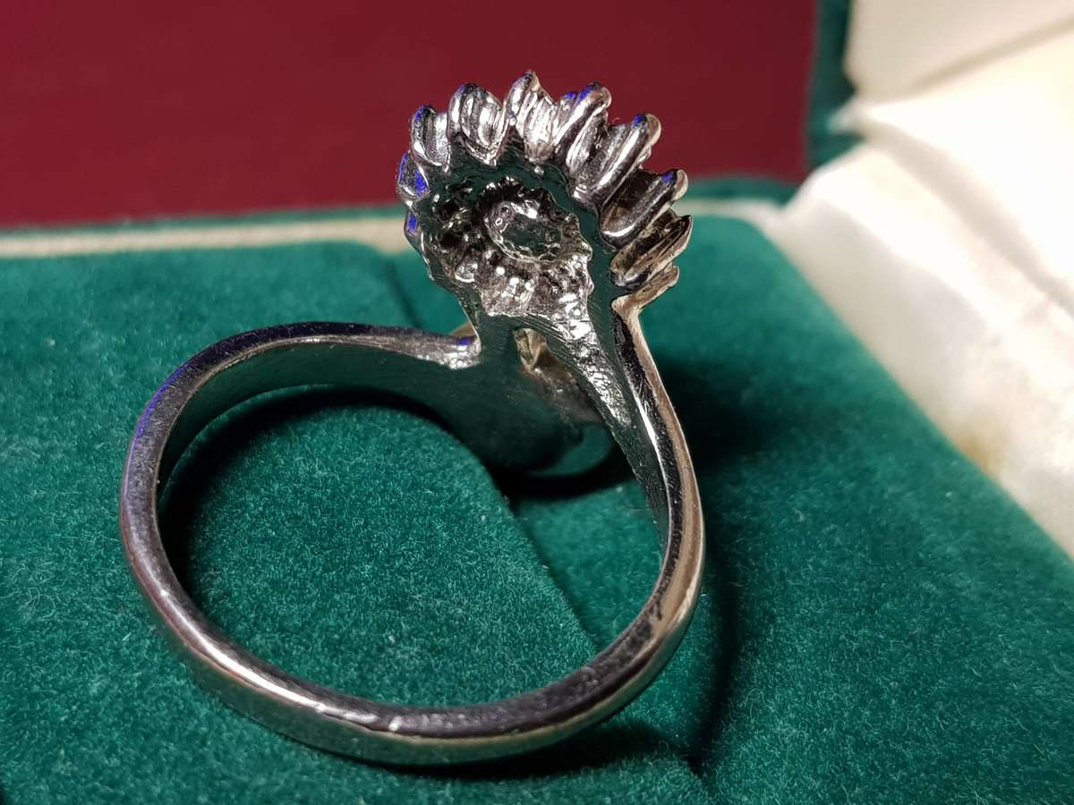 Lovely Ring In Very Good Condition - [Size R]