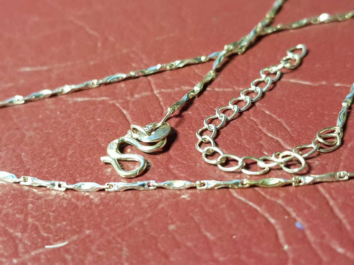 Lovely Genuine Solid Sterling Silver Necklace With S-Clasp In Very Good Condition - [1,85 g]