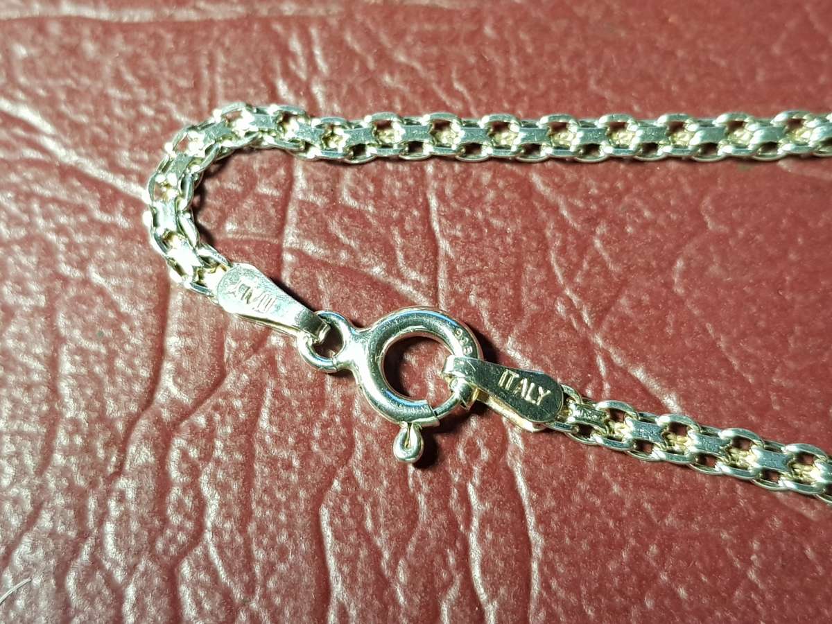 Lovely Genuine Solid Sterling Silver Necklace In Good Condition - [4 g]