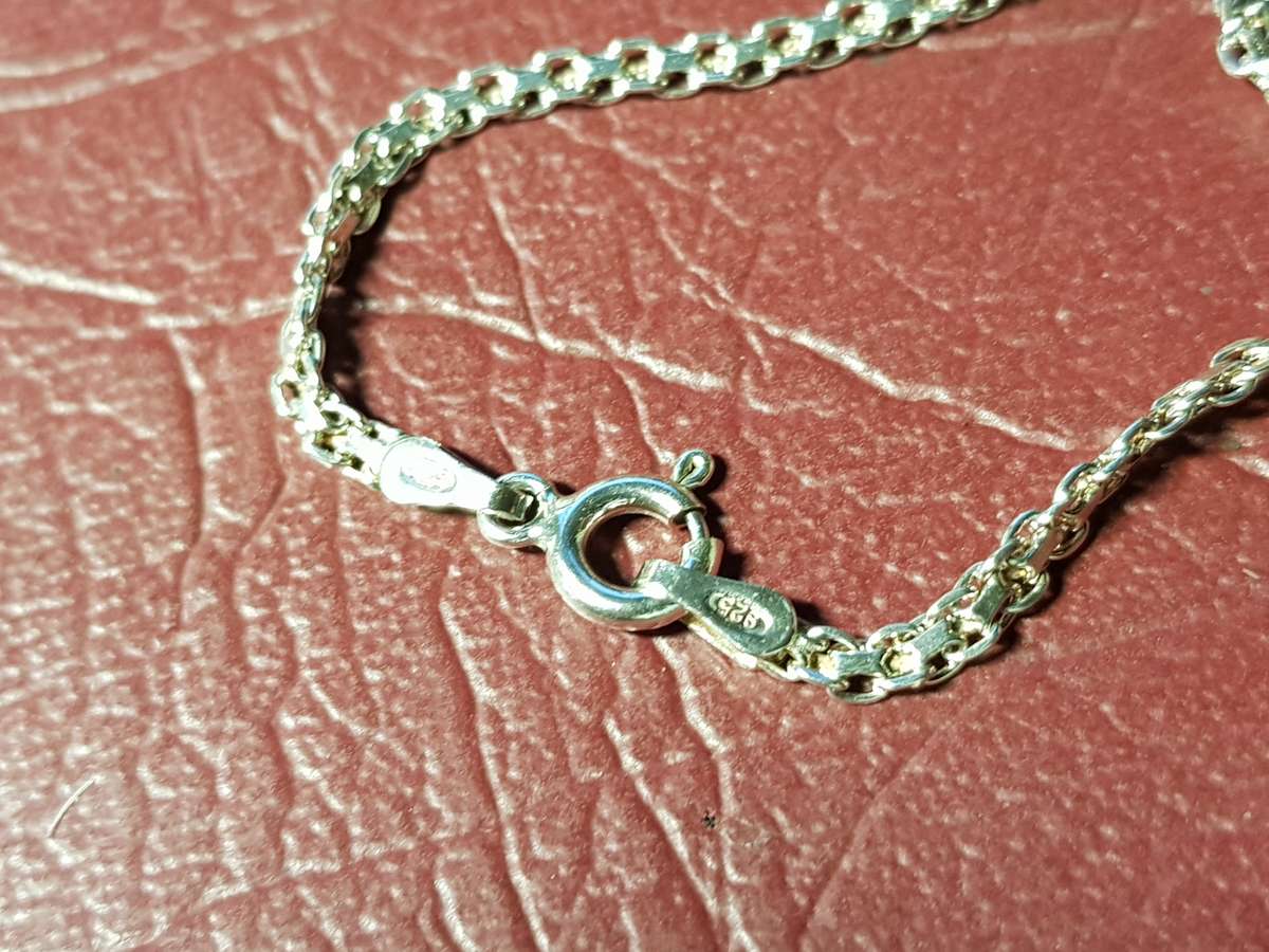 Lovely Genuine Solid Sterling Silver Necklace In Good Condition - [4 g]