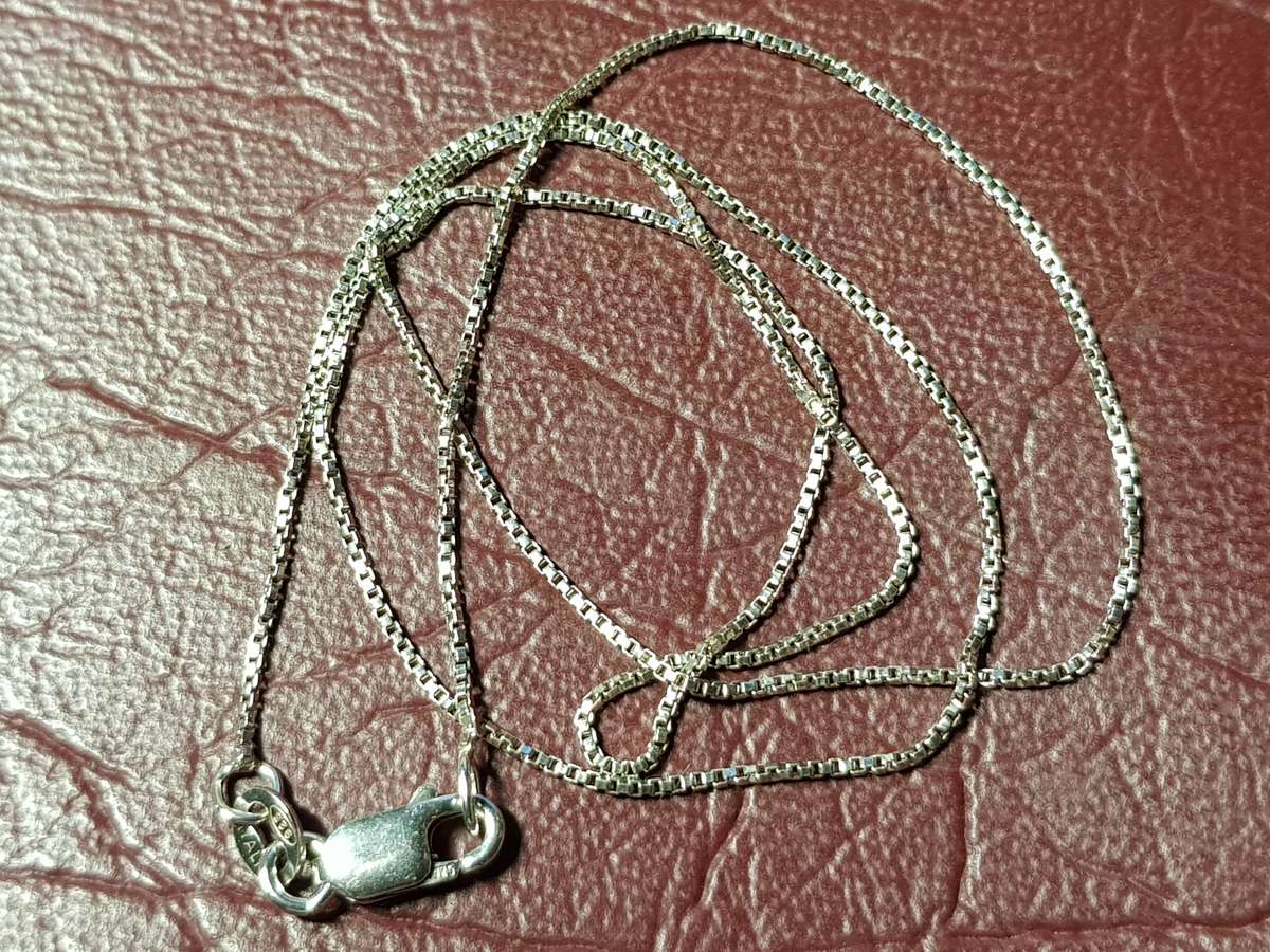 Lovely Genuine Solid Sterling Silver Box Necklace With Italian Clasp In Very Good Condition - [4,3g]