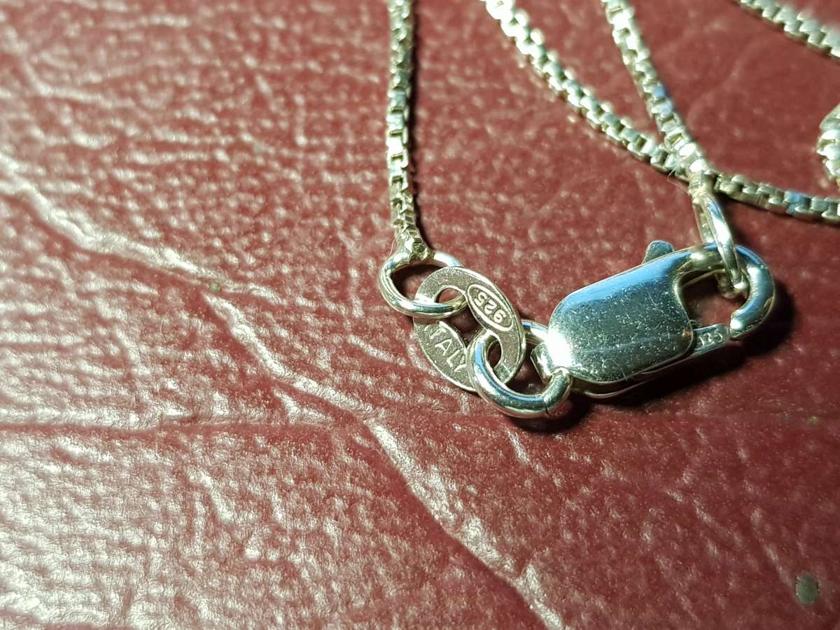 Lovely Genuine Solid Sterling Silver Box Necklace With Italian Clasp In Very Good Condition - [4,3g]