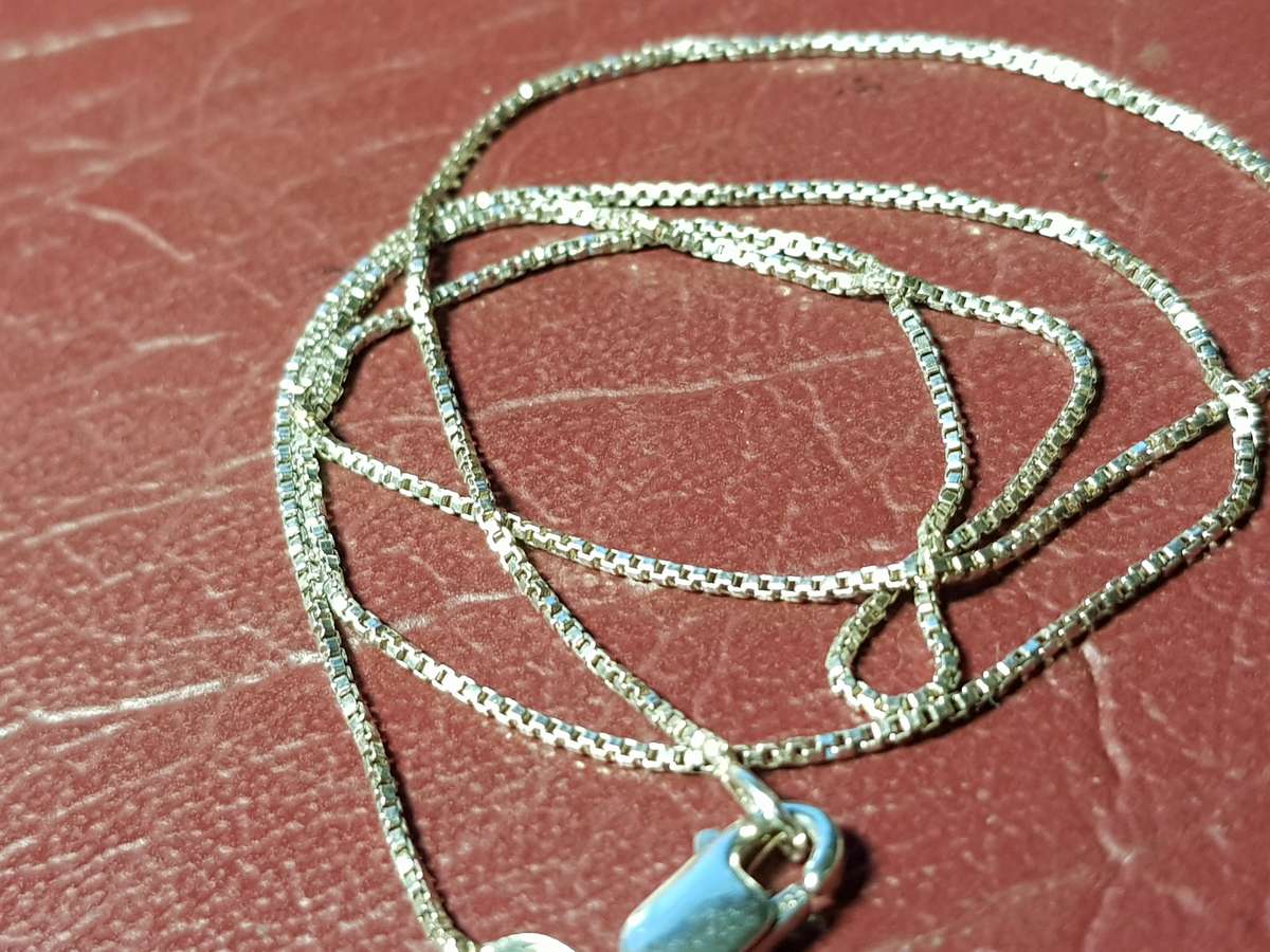 Lovely Genuine Solid Sterling Silver Box Necklace With Italian Clasp In Very Good Condition - [4,3g]