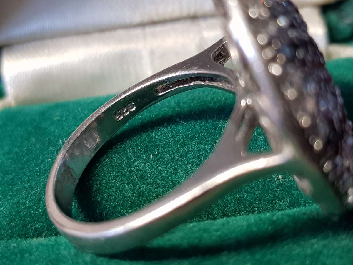 Lovely Genuine Solid Sterling Silver Ring In Excellent Condition - [8,4 g]