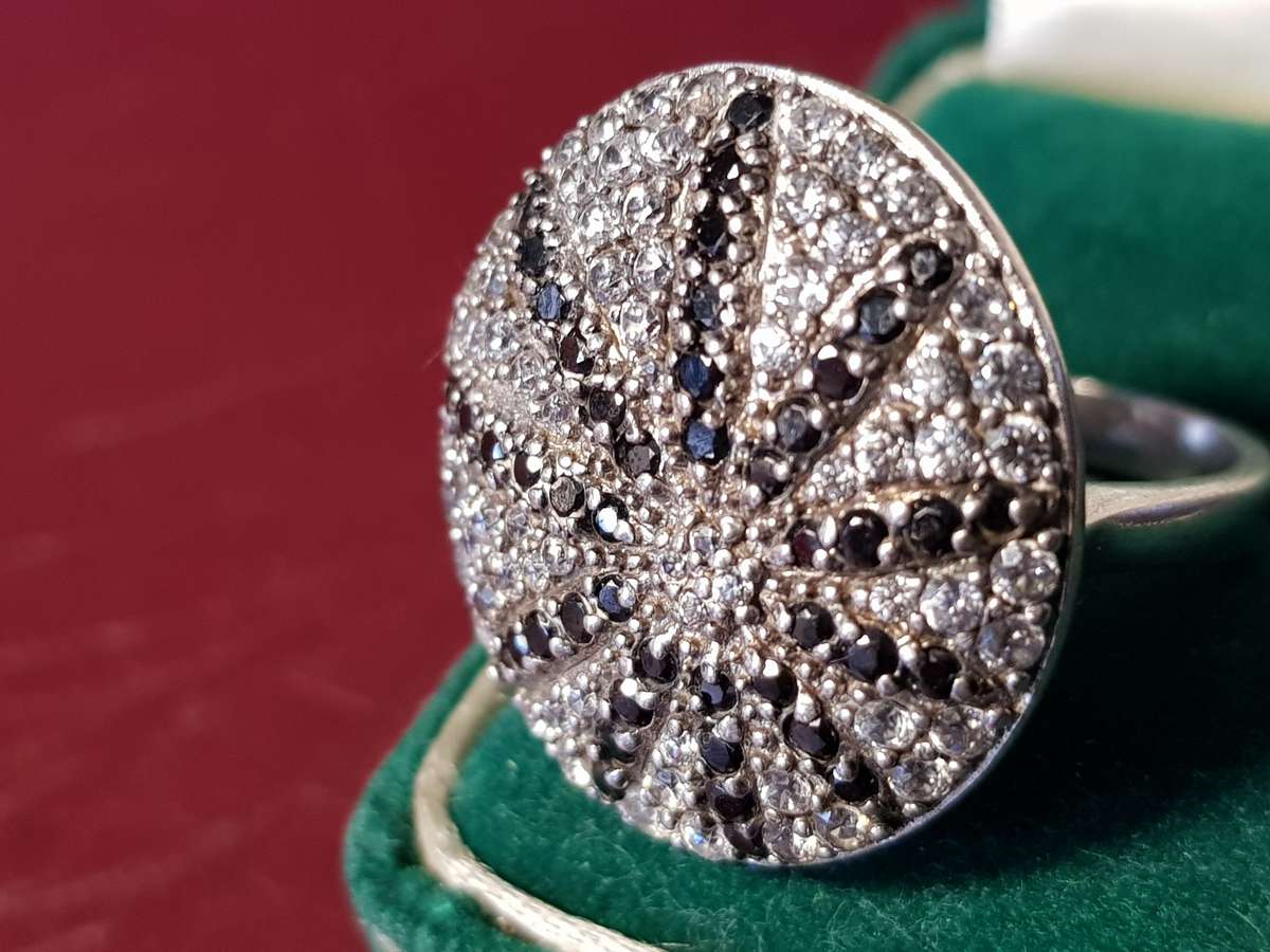 Lovely Genuine Solid Sterling Silver Ring In Excellent Condition - [8,4 g]