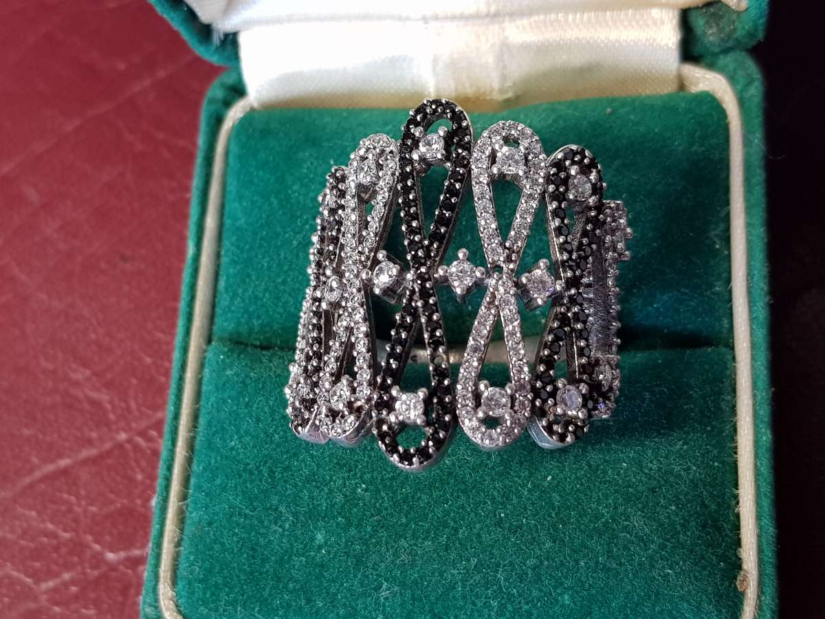 Lovely Genuine Solid Sterling Silver Ring In Perfect Condition - [7,48 g]