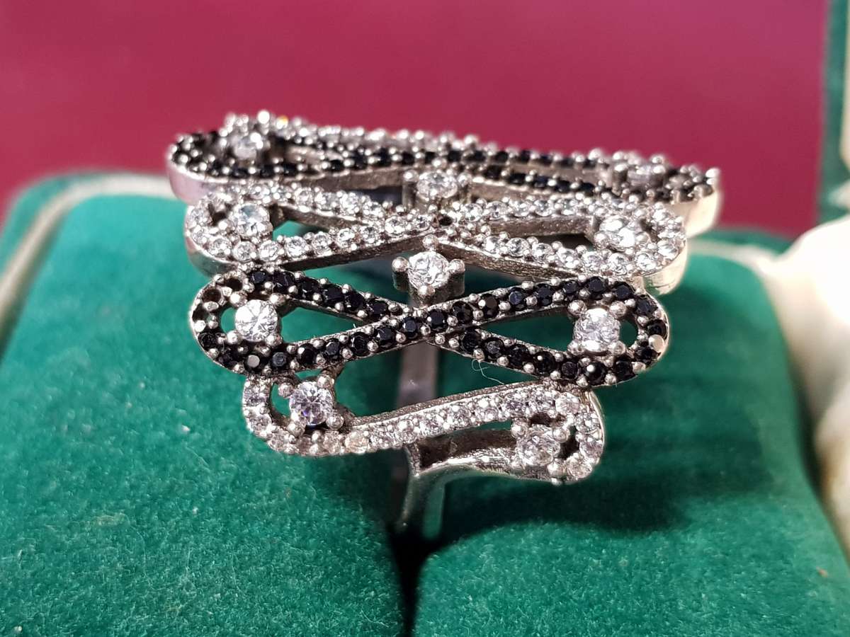 Lovely Genuine Solid Sterling Silver Ring In Perfect Condition - [7,48 g]