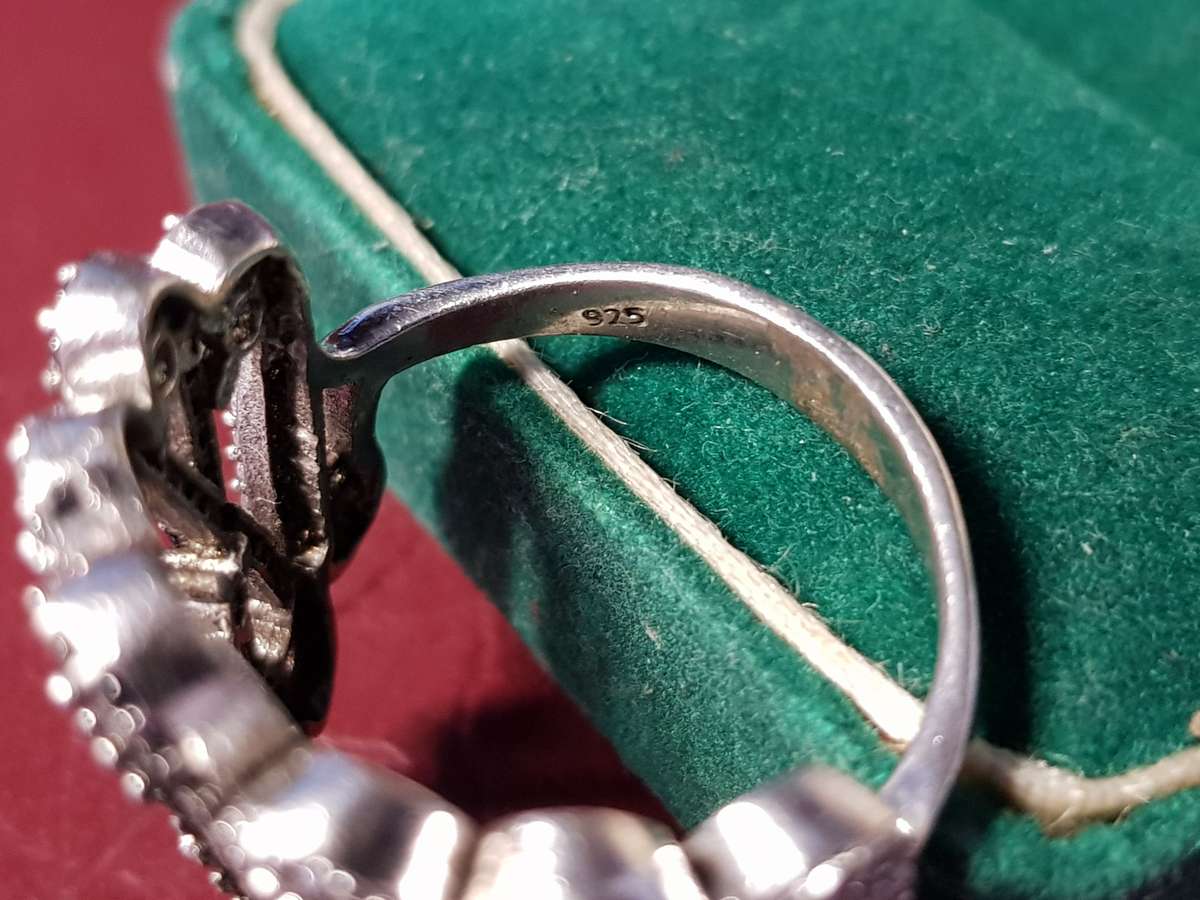 Lovely Genuine Solid Sterling Silver Ring In Perfect Condition - [7,48 g]