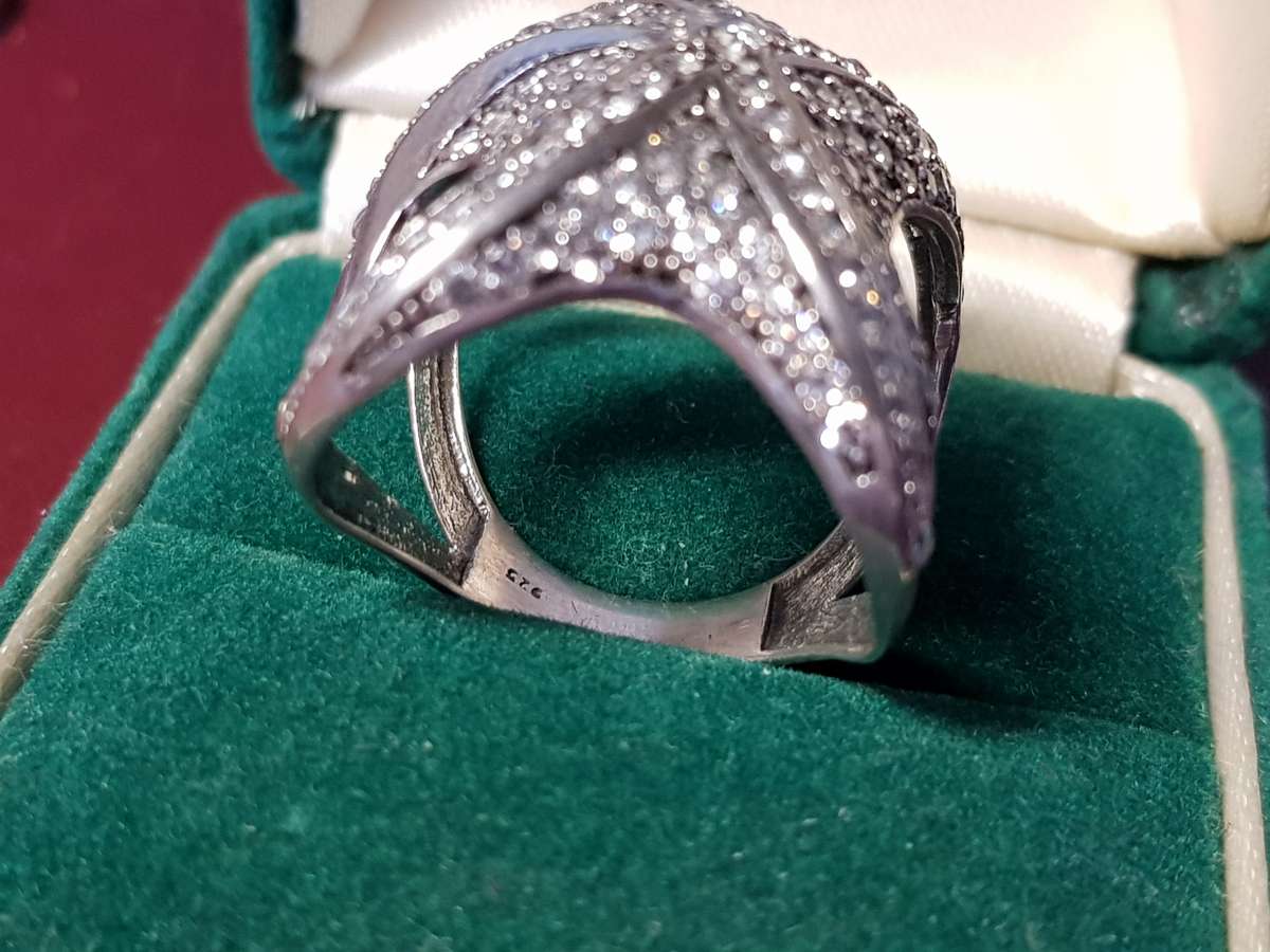 Lovely Genuine Solid Sterling Silver Ring In Perfect Condition - [6,6 g]
