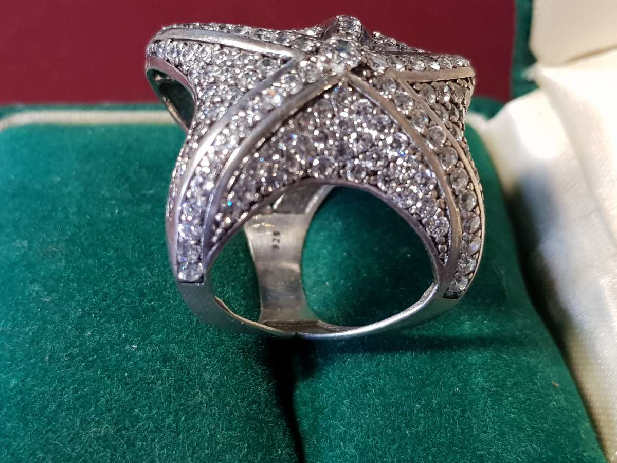 Lovely Genuine Solid Sterling Silver Ring In Perfect Condition - [6,6 g]