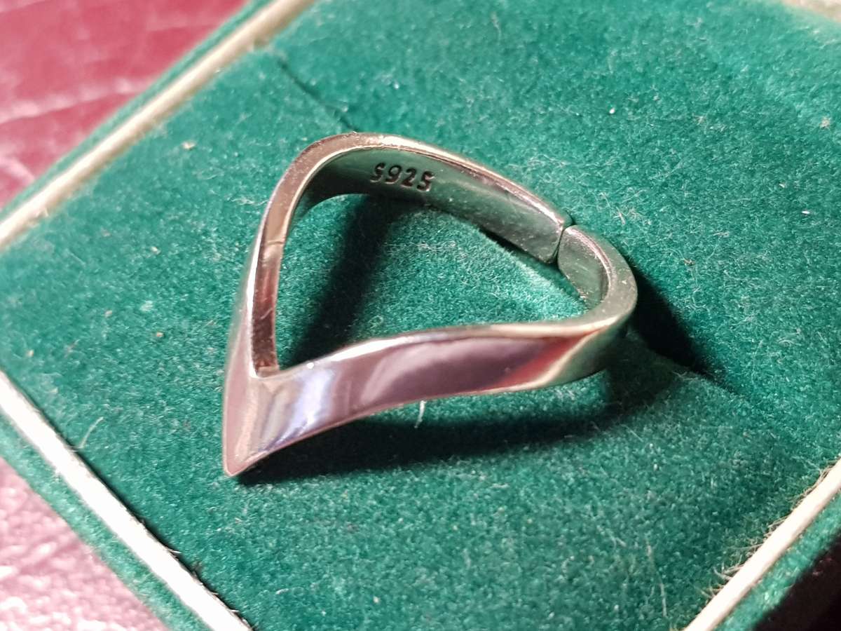 Lovely Genuine Solid Sterling Silver Ring In Excellent Condition - [2,95 g]