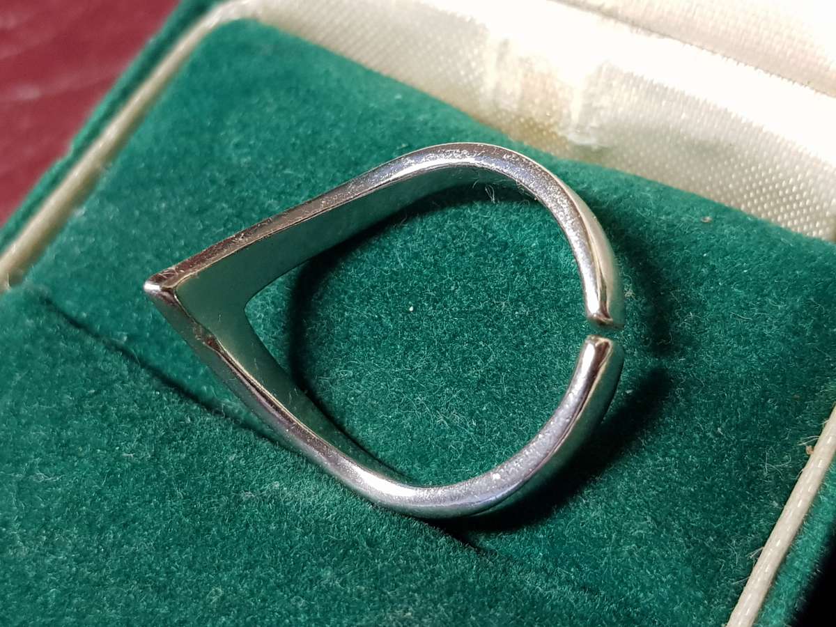 Lovely Genuine Solid Sterling Silver Ring In Excellent Condition - [2,95 g]