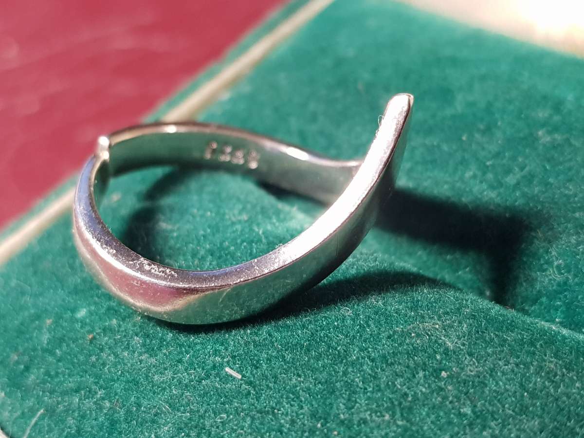 Lovely Genuine Solid Sterling Silver Ring In Excellent Condition - [2,95 g]