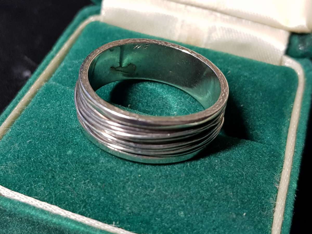 Lovely Genuine Solid Sterling Silver Ring In Excellent Condition - [6,28 g]