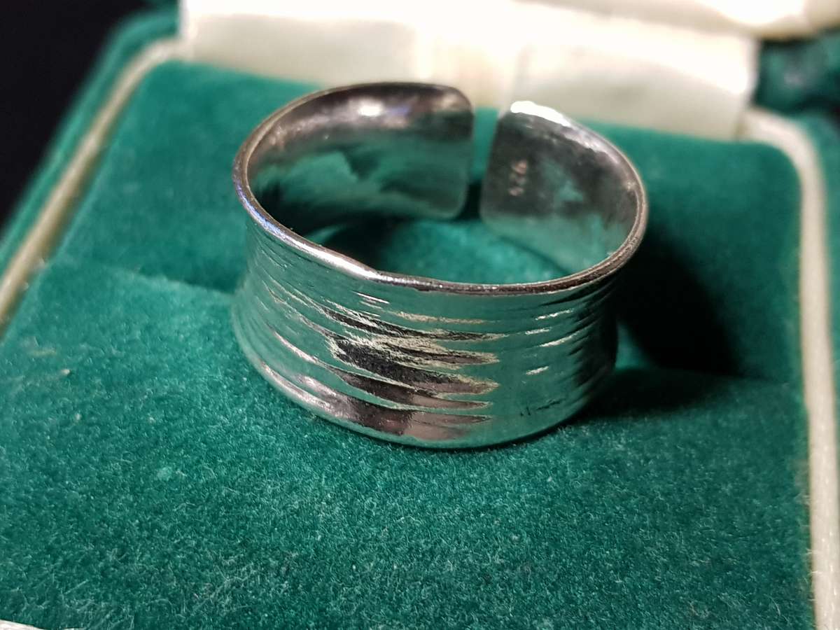 Lovely Genuine Solid Sterling Silver Ring In Excellent Condition - [4,18 g]