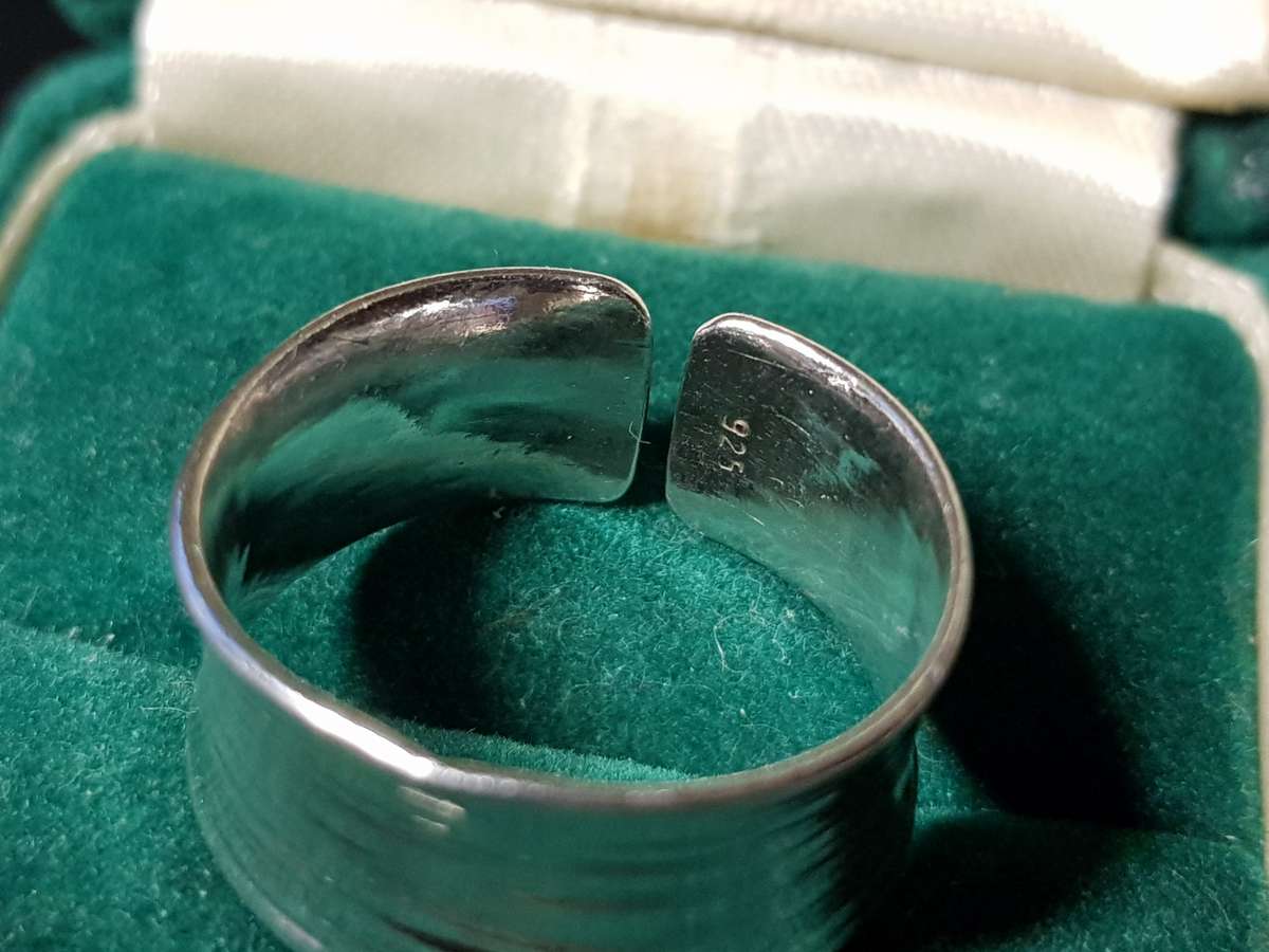 Lovely Genuine Solid Sterling Silver Ring In Excellent Condition - [4,18 g]