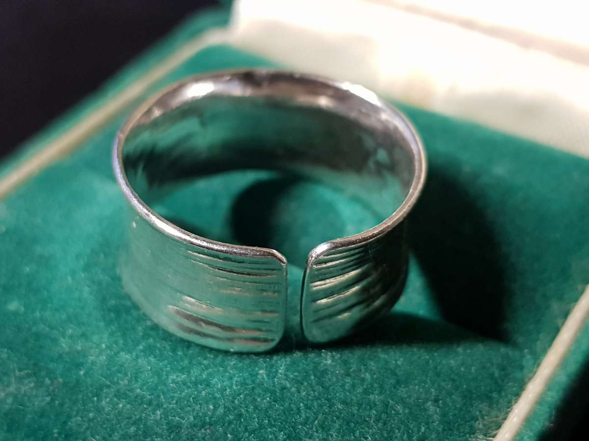 Lovely Genuine Solid Sterling Silver Ring In Excellent Condition - [4,18 g]